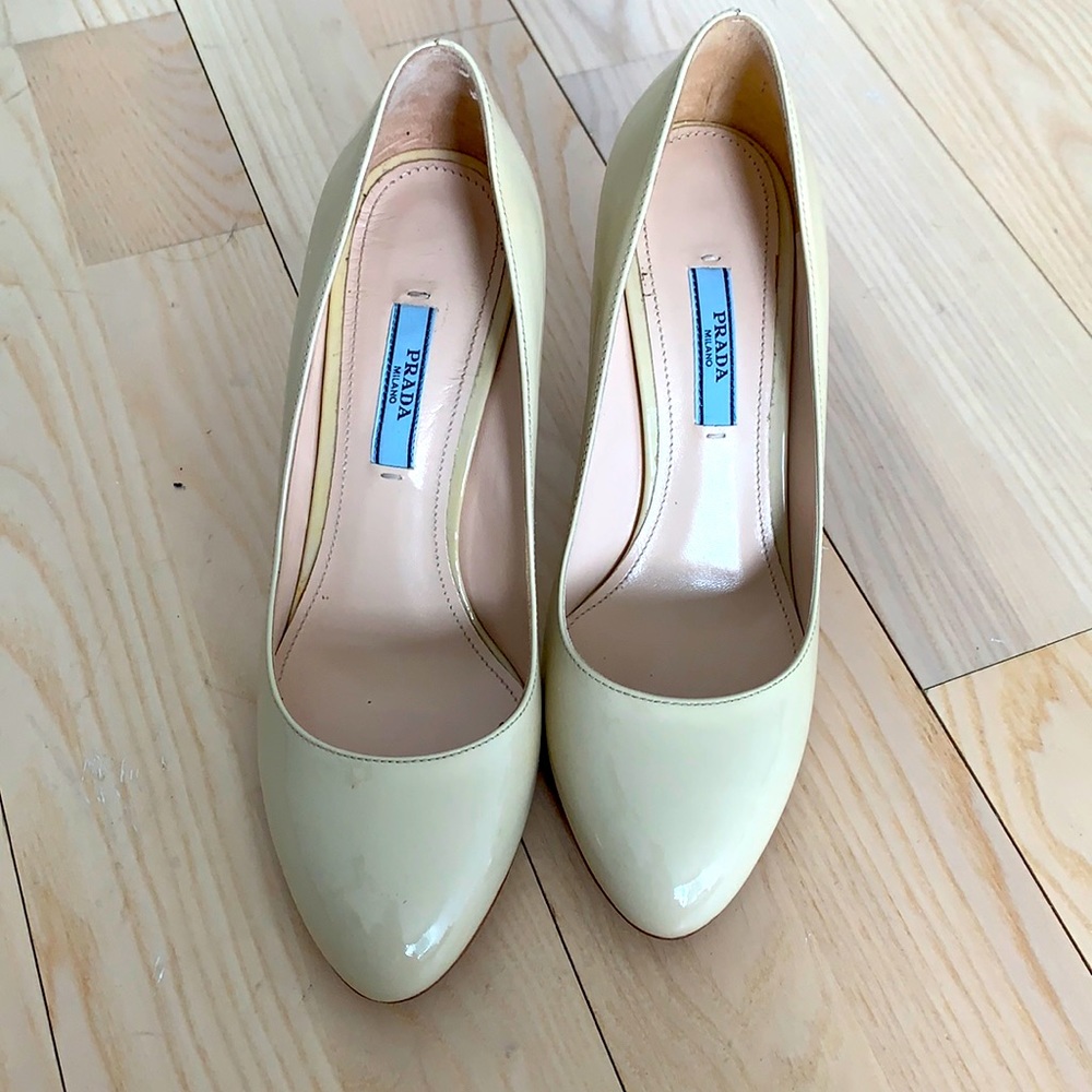 Brand new Prada classic heels in light cream/white